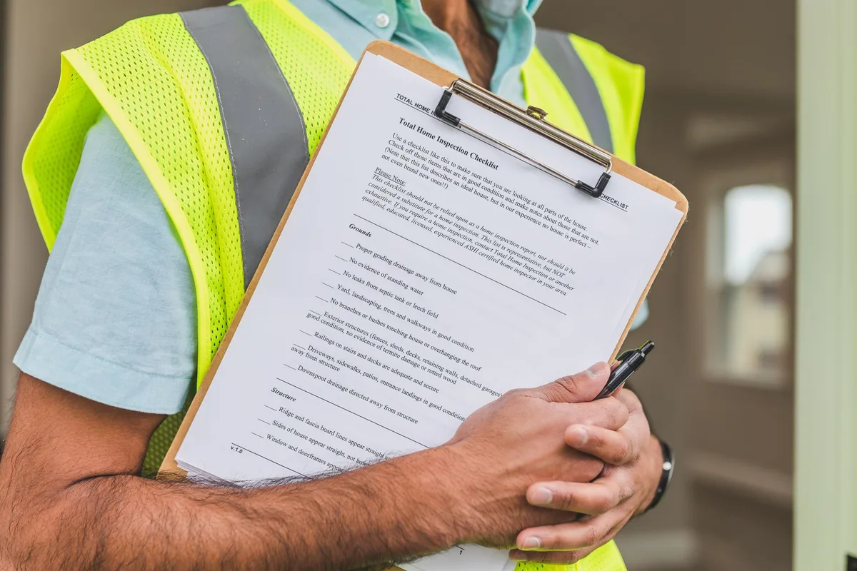 Inspection d'une maison pour détecter les points d'entrée et les sources d'attraction des rongeurs