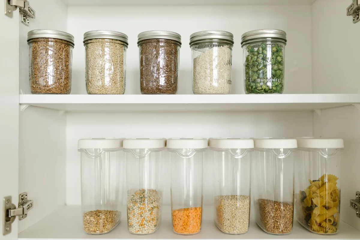 Contenants hermétiques et aliments rangés de manière sécurisée dans une cuisine