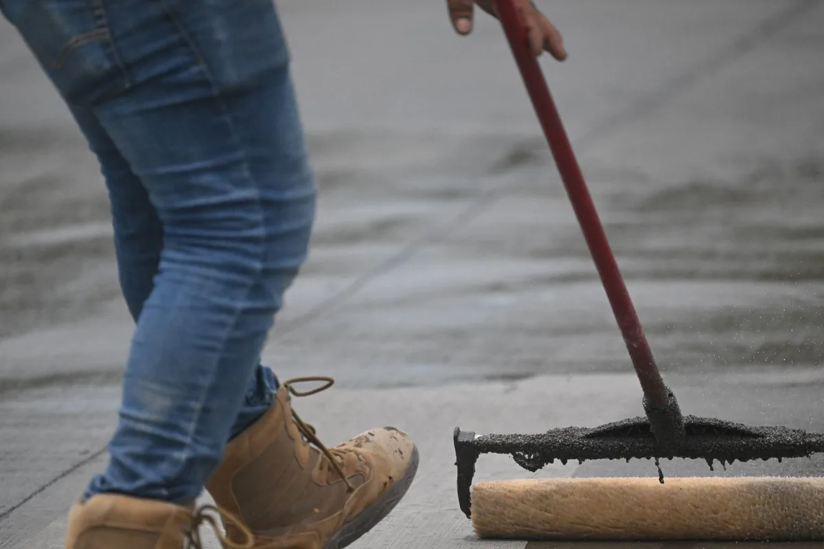 Matériaux de réparation : mastic, grille métallique et enduit pour sceller les accès