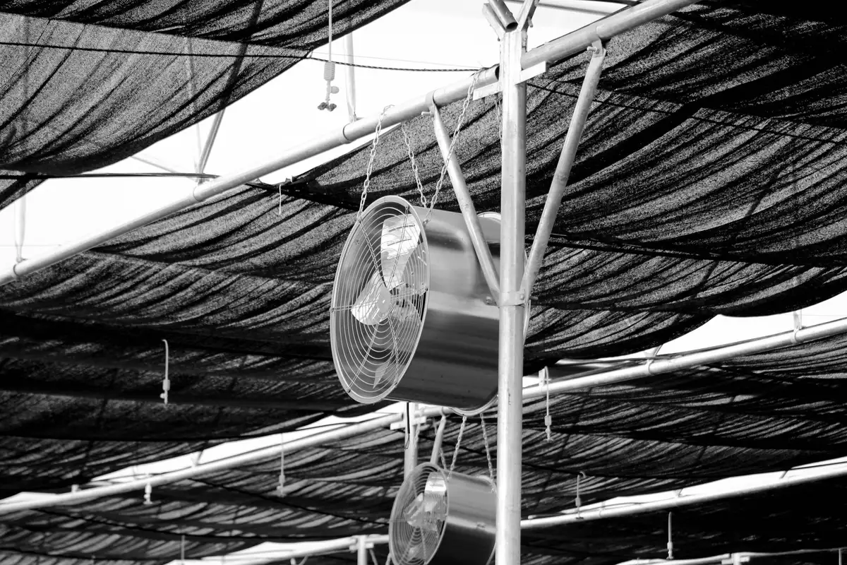 Grille de ventilation et obturateur installés sur une gaine de faux plafond