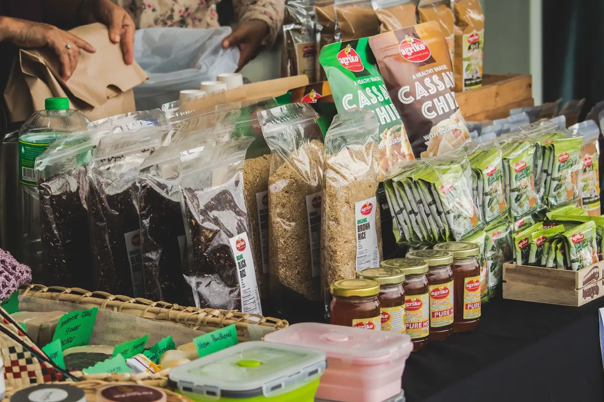 Sacs d'aliments ouverts (farine, céréales) dans un placard, source d'attraction pour les rongeurs