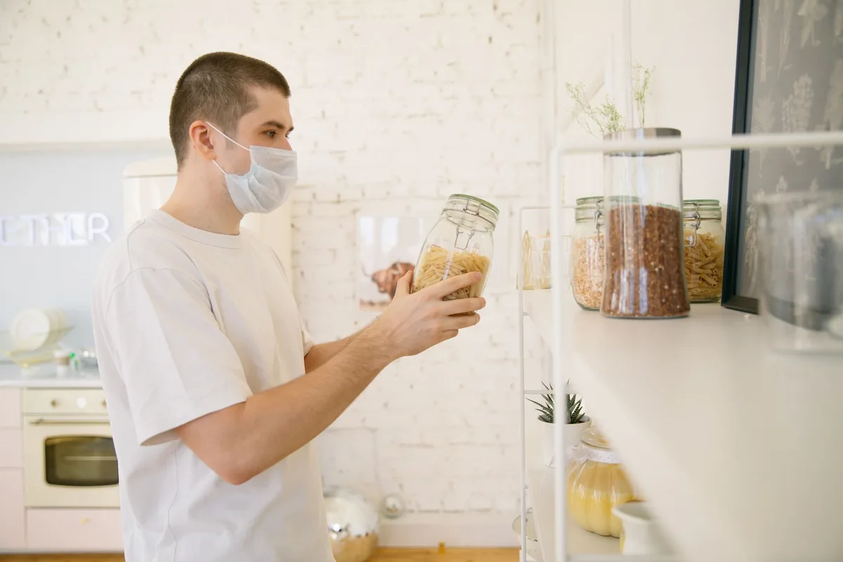 Espace bien organisé avec produits de prévention des nuisibles rangés de manière accessible