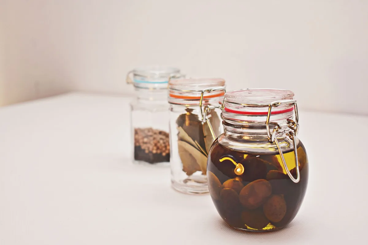 Boîtes hermétiques de rangement pour aliments dans une cuisine bien organisée