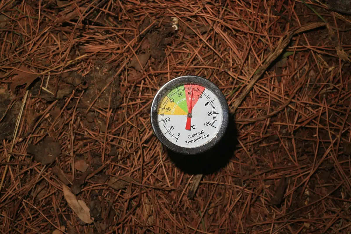 Retournement du compost avec fourche pour améliorer l'aération et l'oxygénation