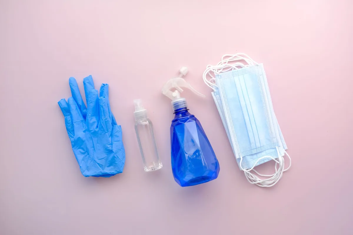 Gants de protection et masque pour nettoyer les traces de rongeurs en toute sécurité