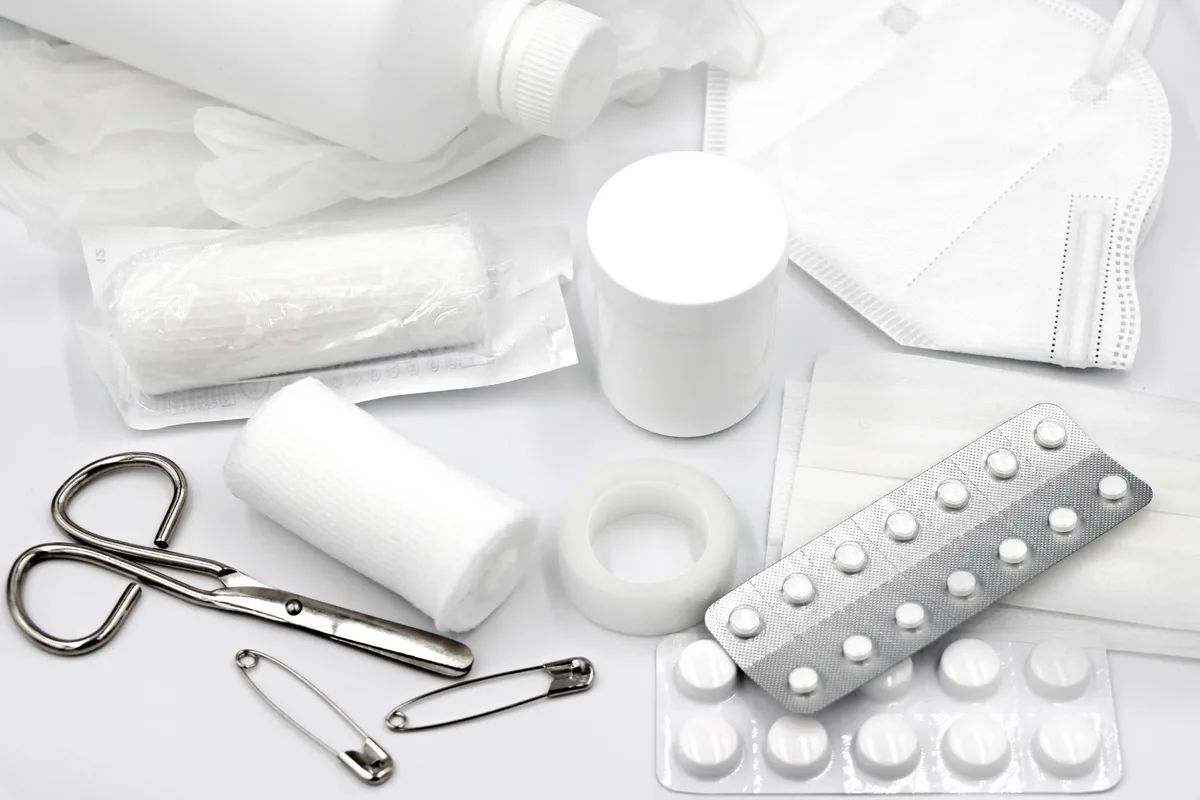 Contenu d'une trousse de premiers secours pour animaux avec compresses, bandages et équipements