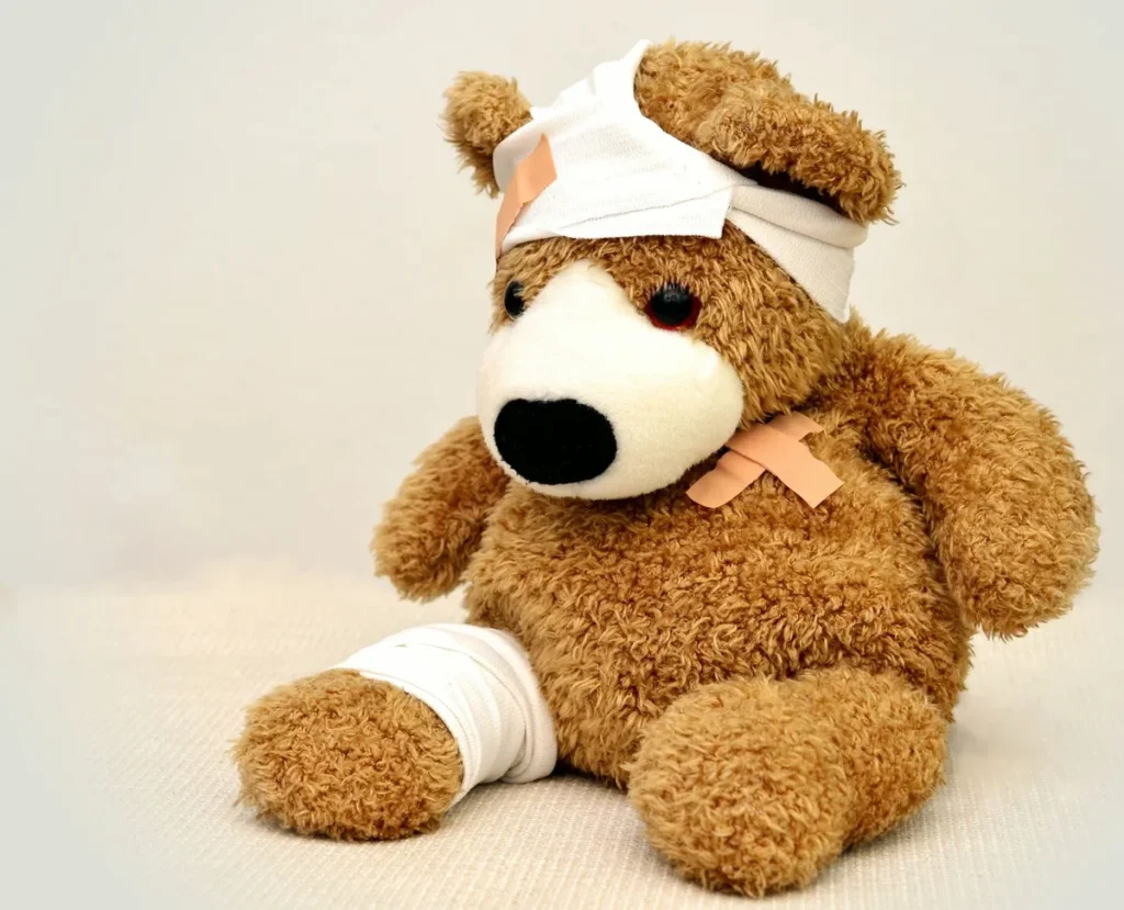 Mains effectuant des compressions thoraciques sur un mannequin de chien lors d'une formation aux premiers secours