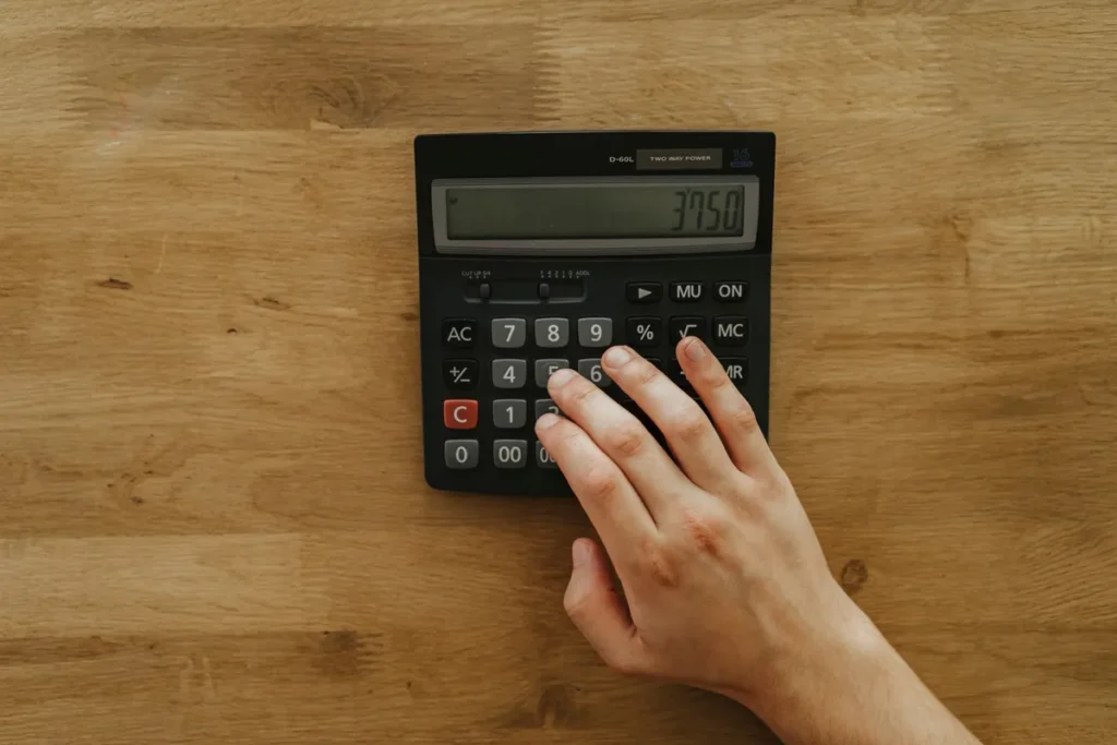 Accessoires et nourriture pour perroquet disposés sur une table avec un carnet de budget