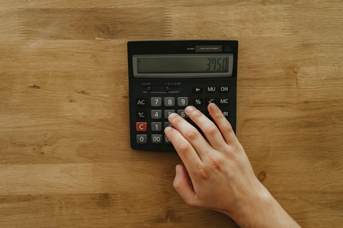 Accessoires et nourriture pour perroquet disposés sur une table avec un carnet de budget