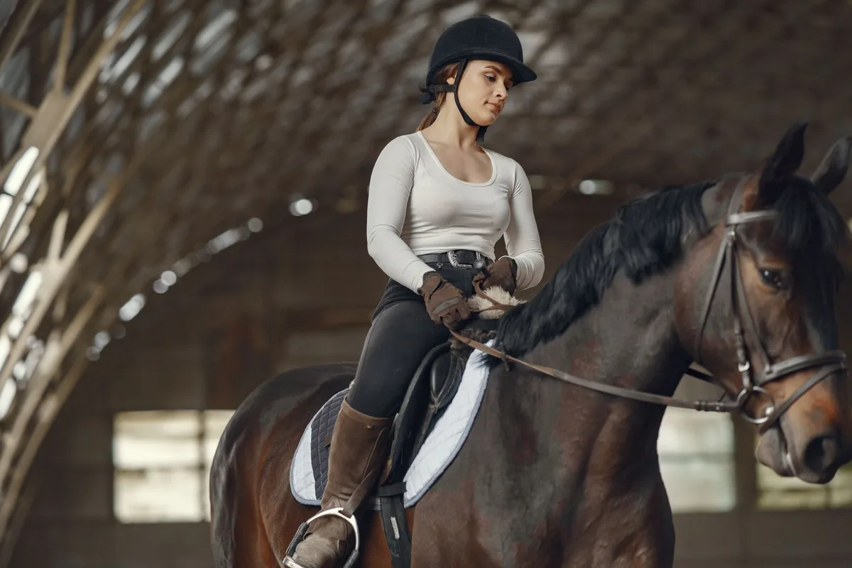 Cavalier en tenue d'équitation avec casque et équipement de sécurité