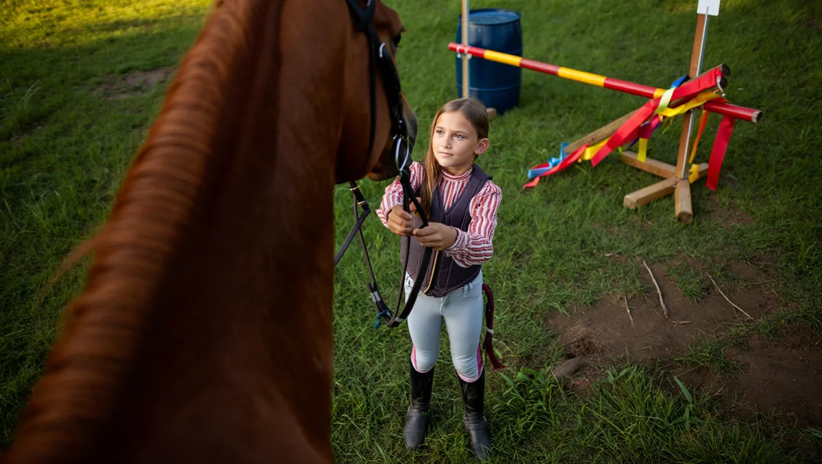 Qu’est-ce que l’Equifun et à qui s’adresse-t-elle ? — L’Equifun est une discipline officielle reconnue par la Fédération Française d’Équitation qui propose des parcours composés d’obstacles ludiques et d’exercices de maniabilité. Conçue pour être accessible, elle attire aussi bien les enfants