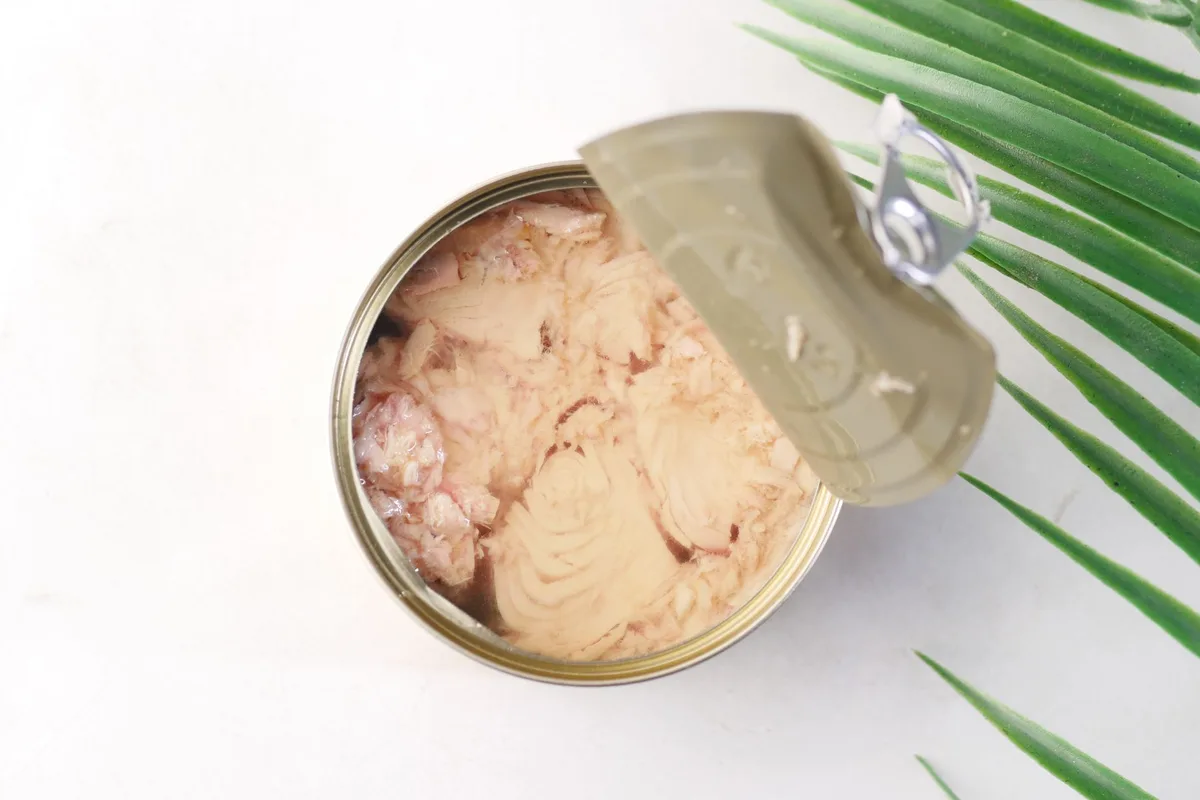 Emballage de friandises pour chat avec composition nutritionnelle lisible