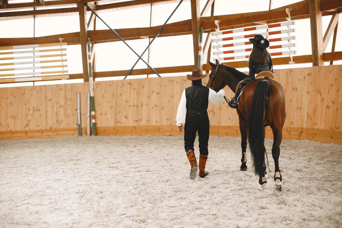 Personnage de jeu montant un cheval et progressant dans une quête