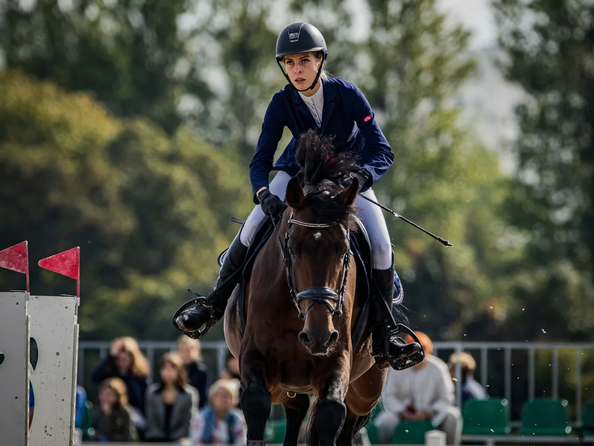 Cavalier en finale de compétition équestre, moment de tension et concentration