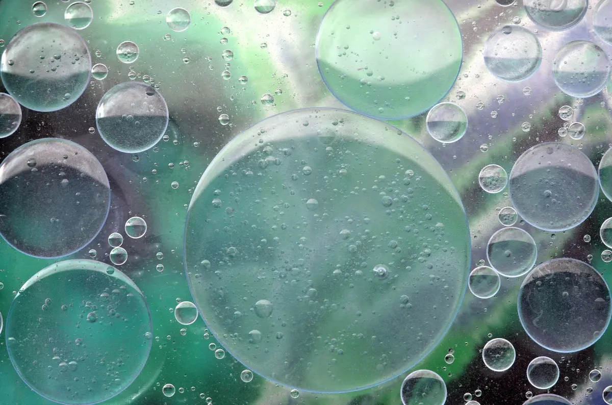 Gros plan d'une membrane d'osmose inverse avec de l'eau s'écoulant à travers, montrant les couches de filtration