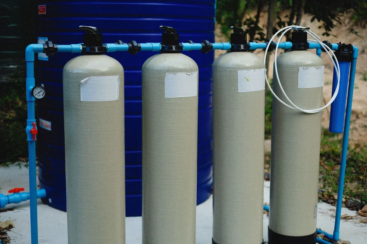 Système d'osmoseur avec pompe booster pour traitement de l'eau