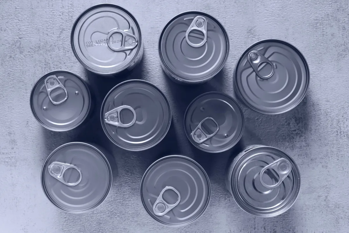 Contenants hermétiques en métal et plastique pour stocker l'alimentation des volailles