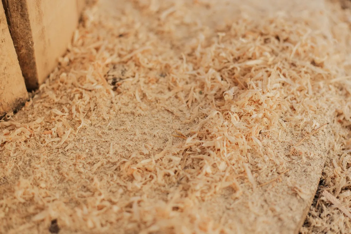 Différents matériaux de litière : chanvre, miscanthus et copeaux de bois