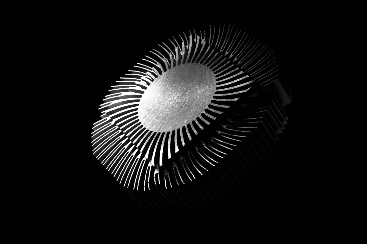 Ventilateur d'aquarium en fonctionnement favorisant l'évaporation de surface