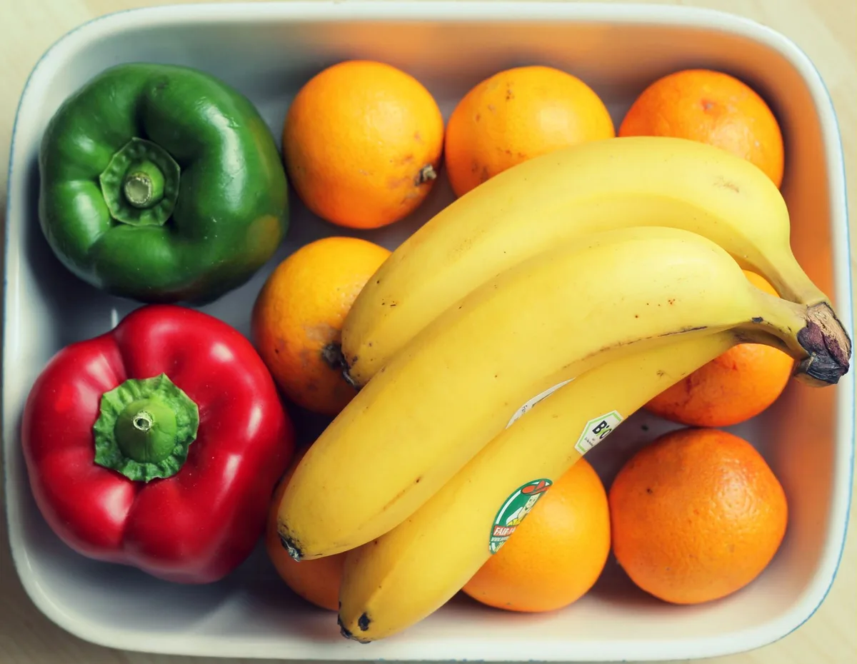 Fruits et légumes frais variés présentés dans une gamelle pour l'alimentation équilibrée du Youyou
