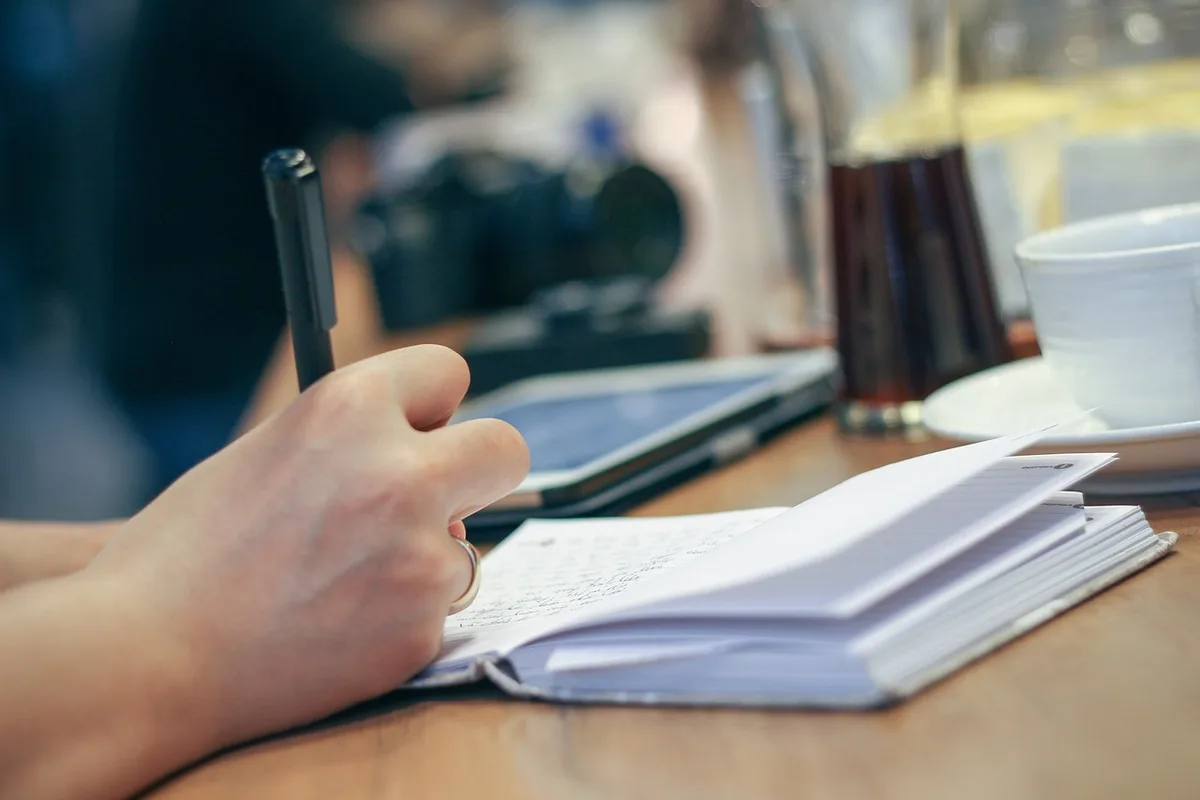 Carnet ouvert avec notes de progression équestre