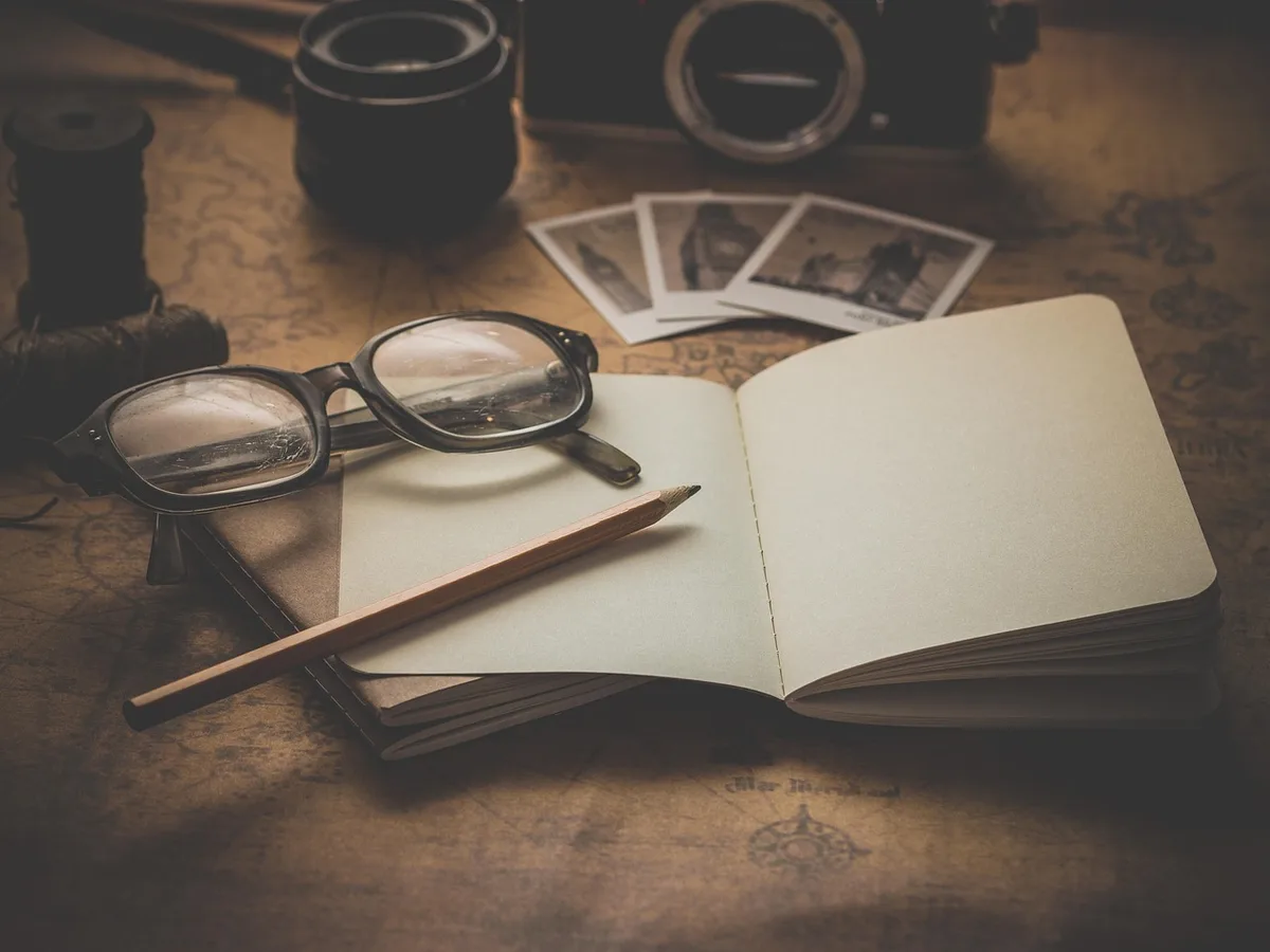 Carnet et stylo sur un bureau pour la planification