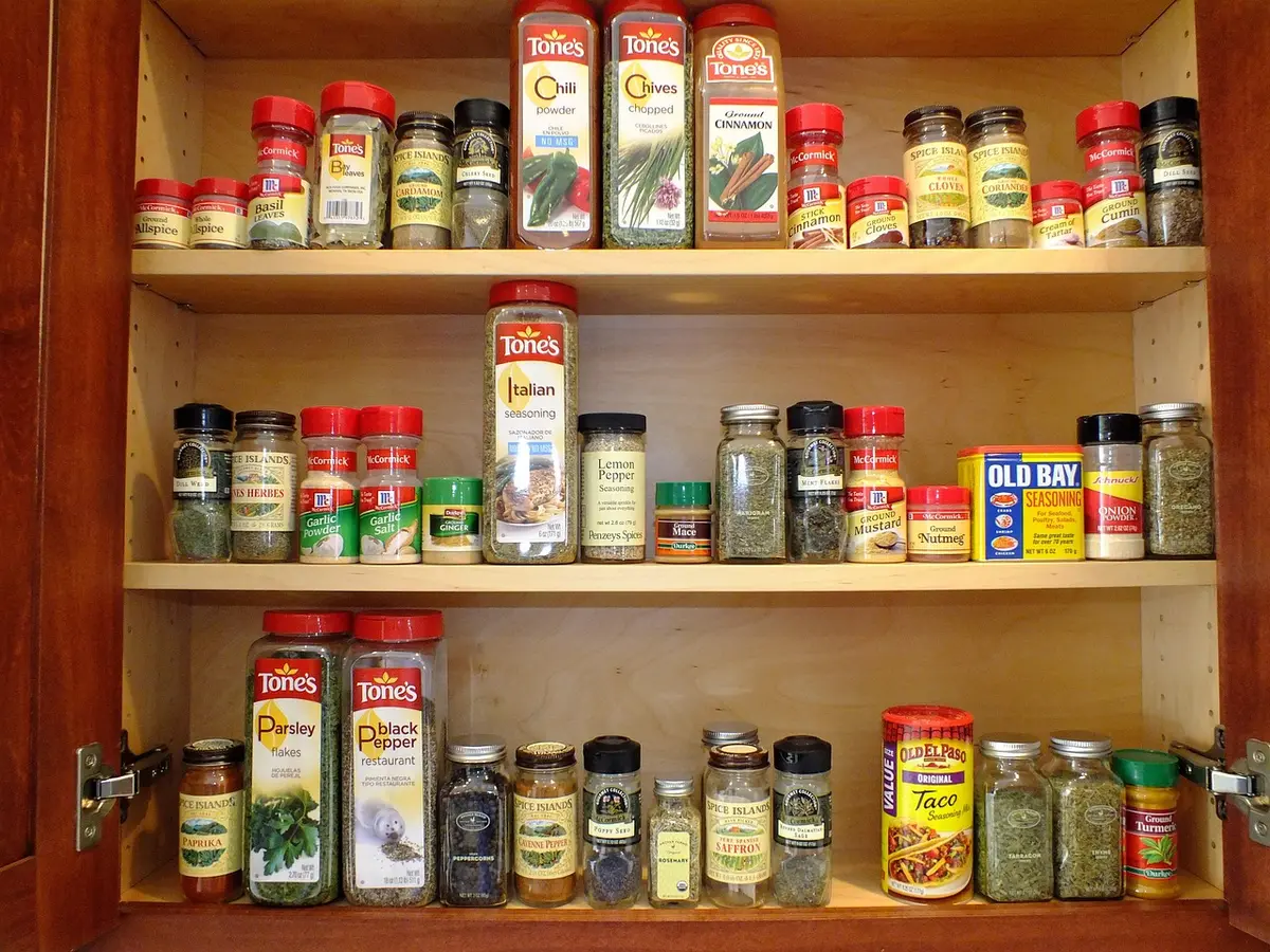 Boîtes alimentaires hermétiques sur une table de cuisine lumineuse, prévention des rongeurs
