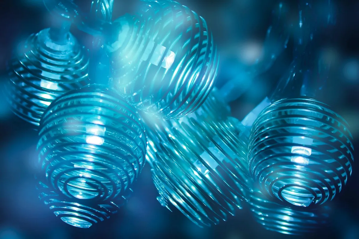 Aquarium propre avec lumière dirigée et faible reflet sur la vitre
