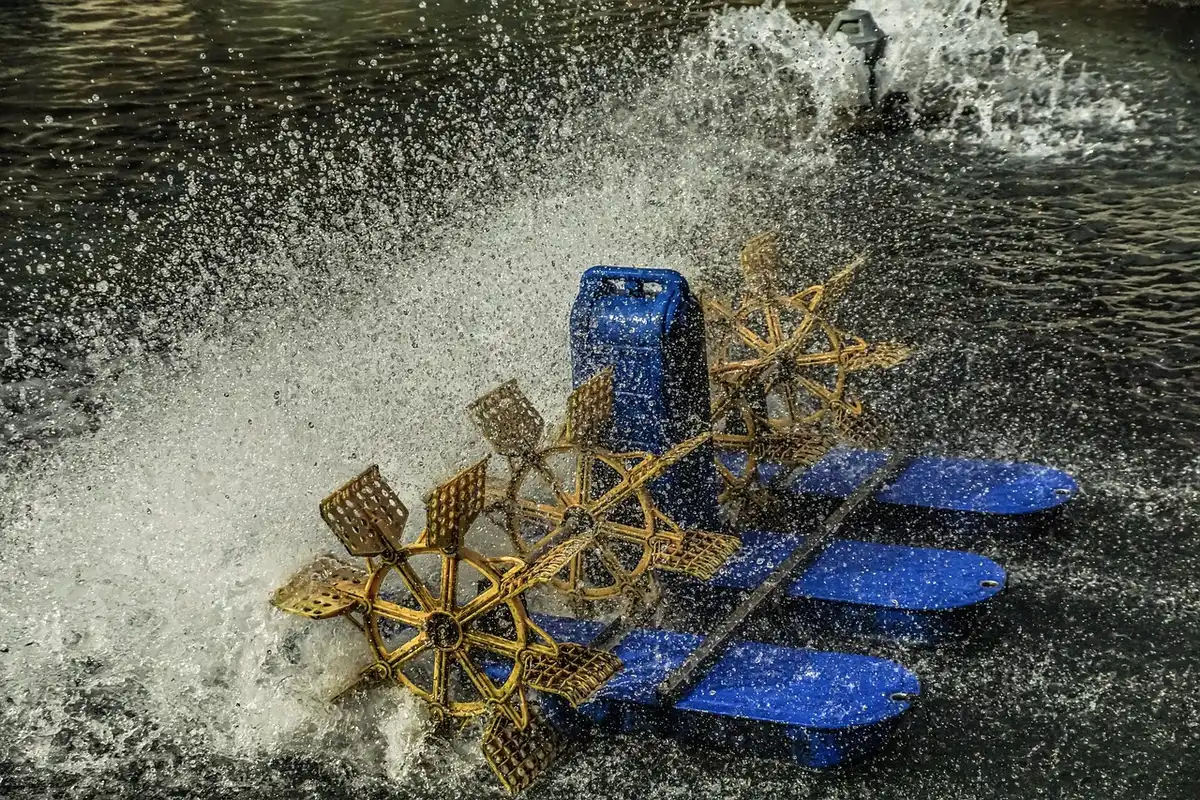 Cascade et pompe d'aération dans un bassin de jardin