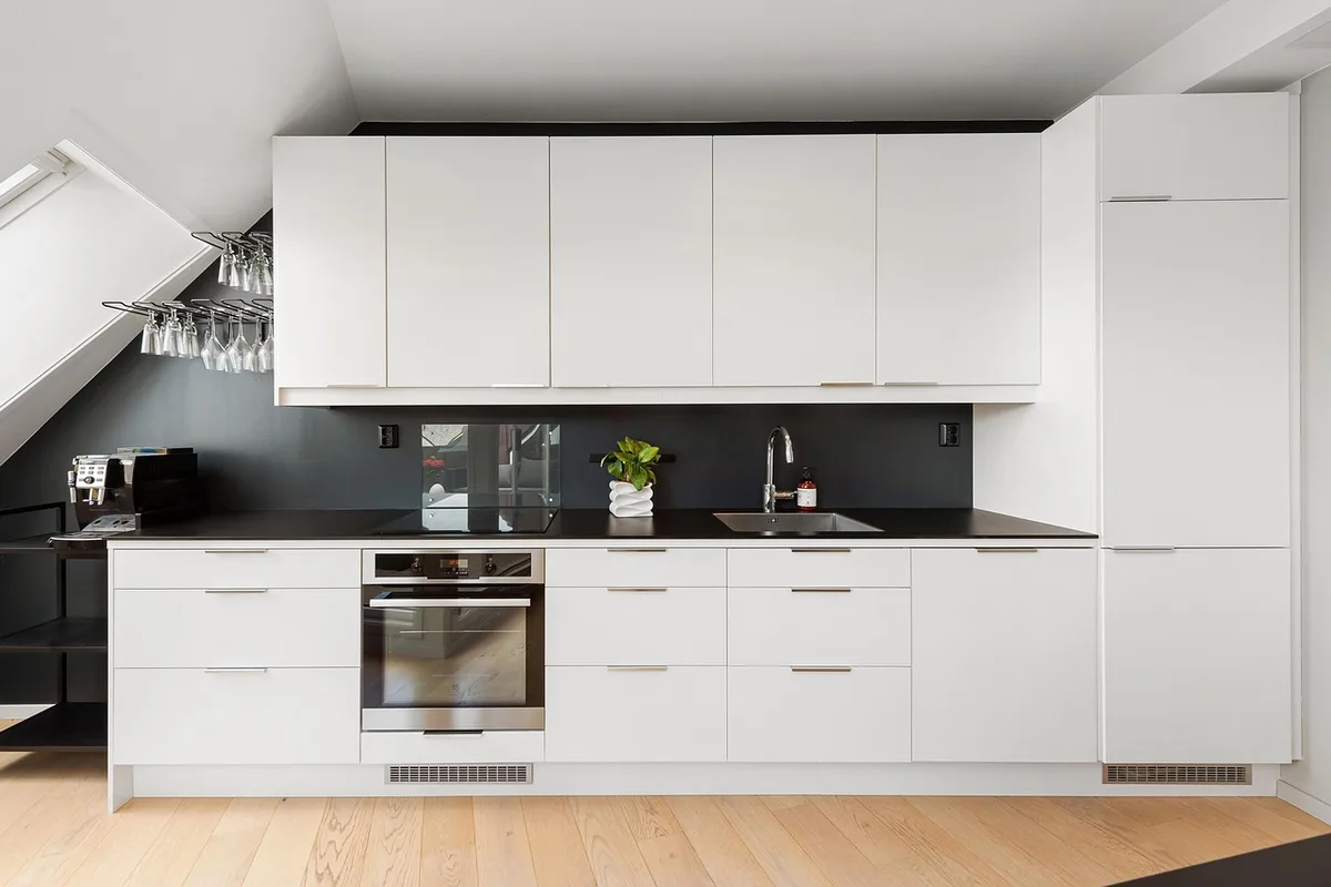 Intérieur de placard de cuisine avec contenants alimentaires et étagères.