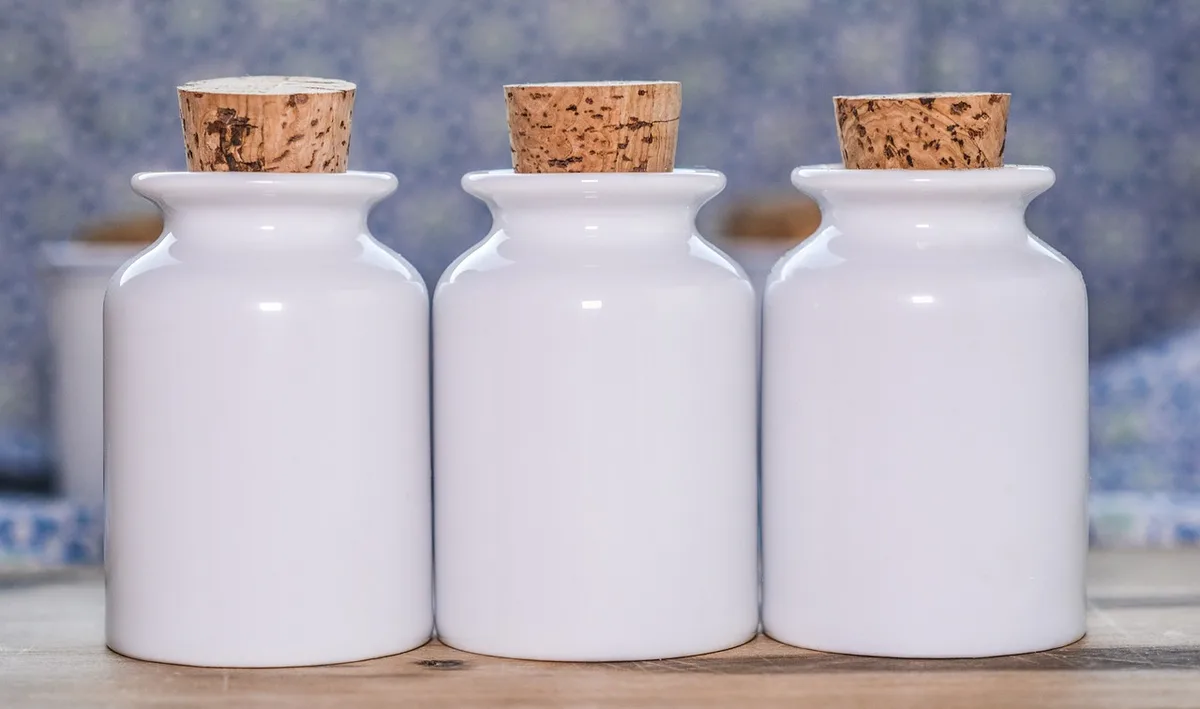 Contenants de stockage bien fermés et organisés dans un espace propre et dégagé.