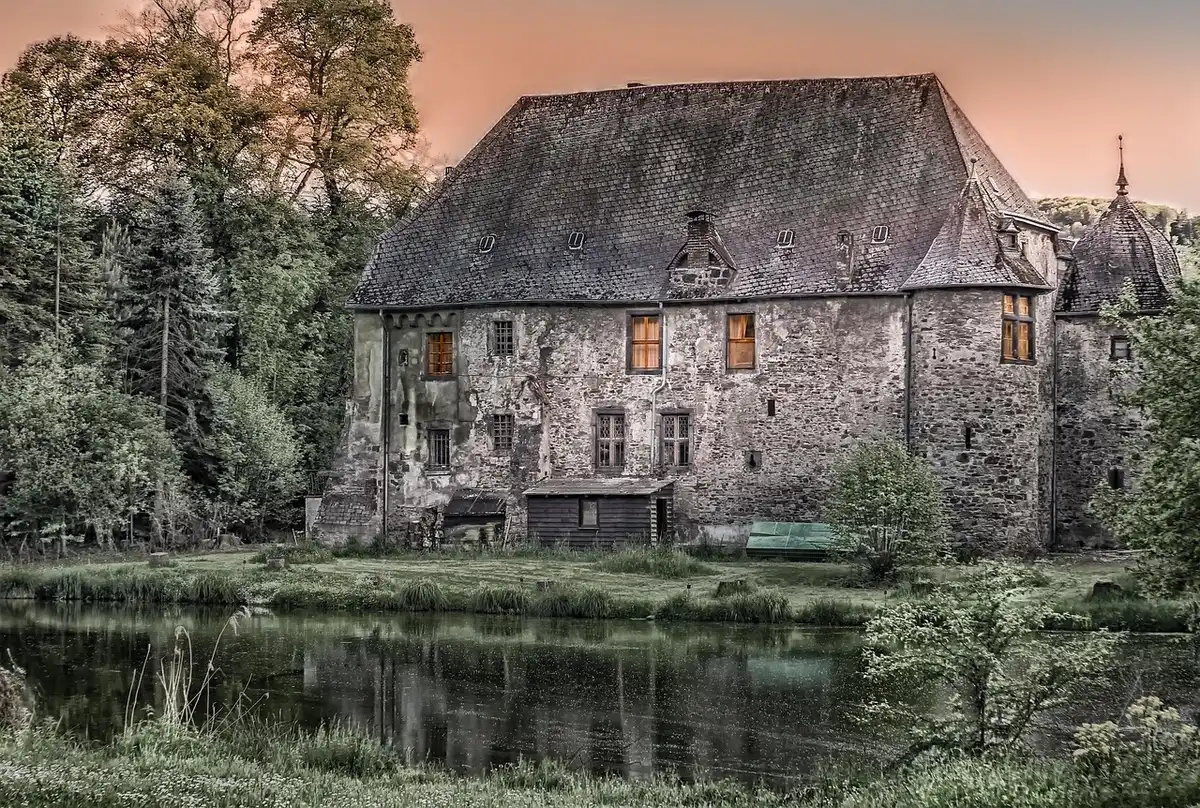 Fixation de filet sur la margelle en pierre d'un bassin