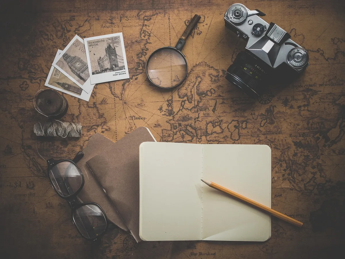 Carnet ouvert avec objectifs écrits, stylo et tasse de café sur un bureau bien organisé