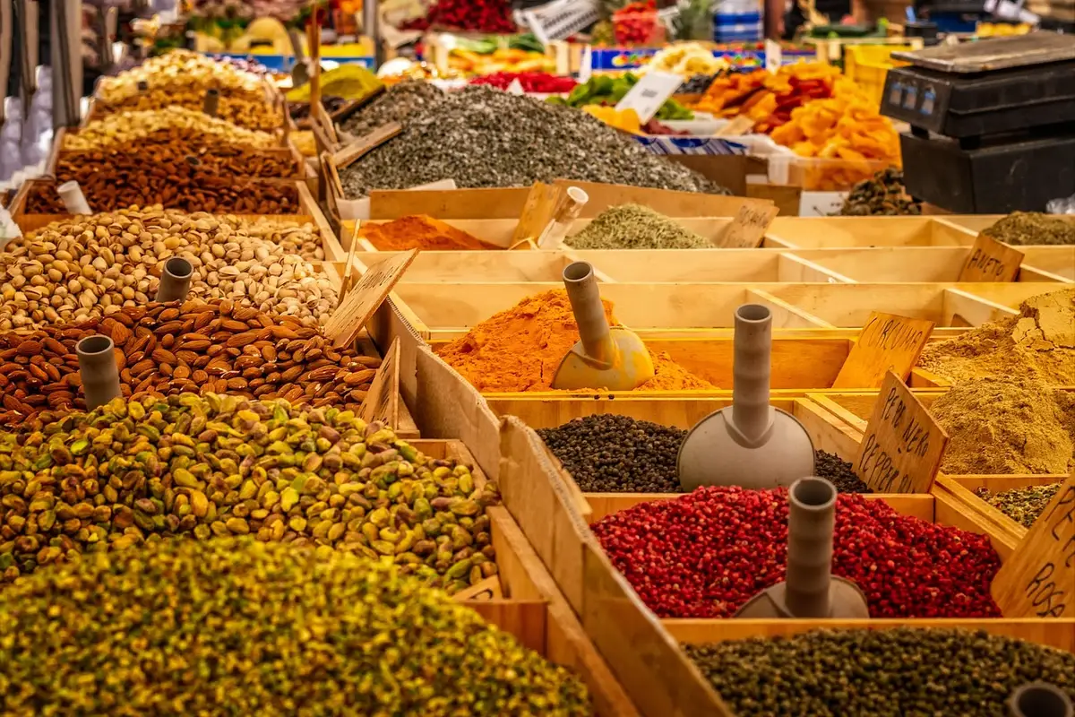 Différents formats d'aliments pour poissons : flocons, granulés et pastilles