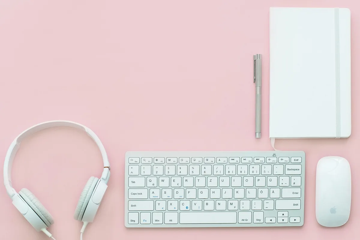 Ordinateur portable affichant un redesign de site web sur un bureau
