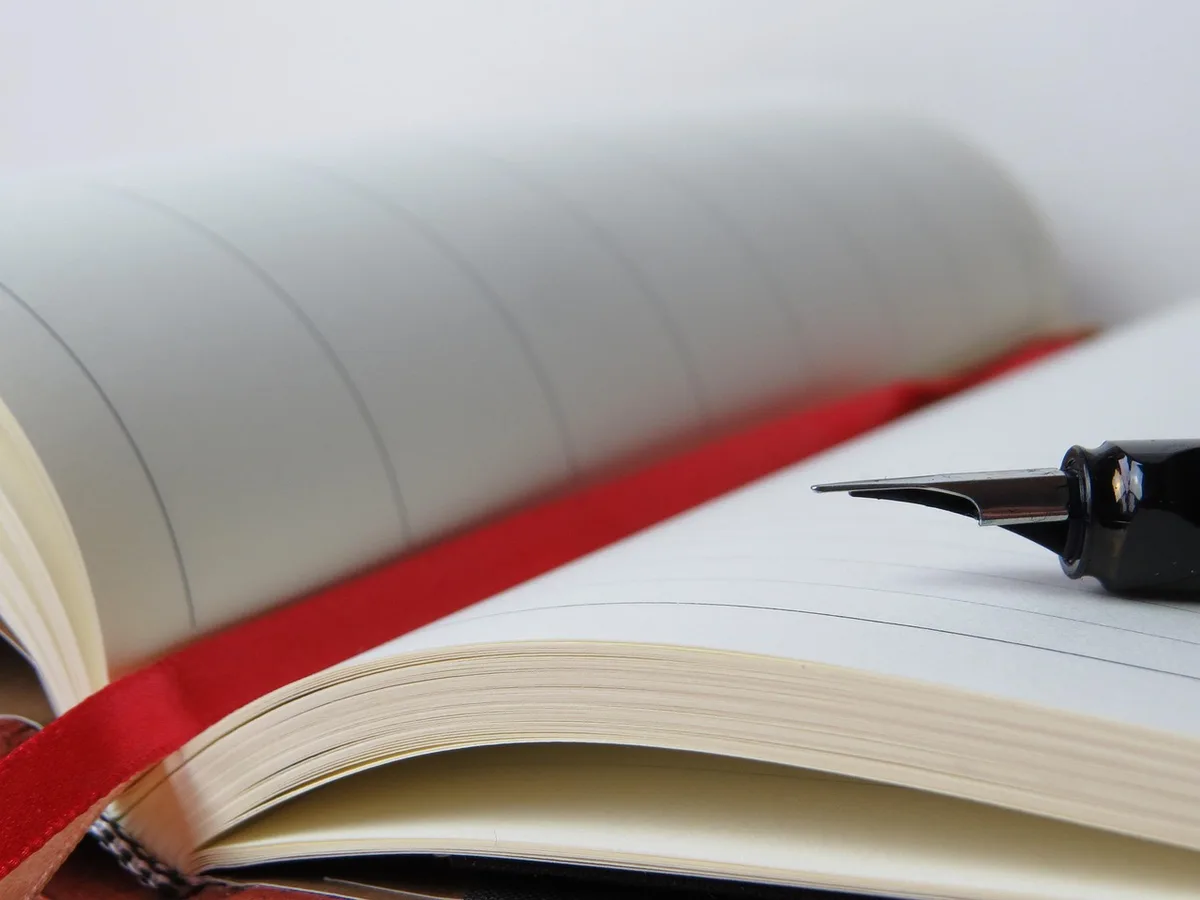 Calendrier éditorial et carnets organisant le planning de publications