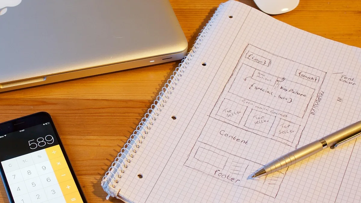 Main prenant des notes avec une checklist des informations à préparer