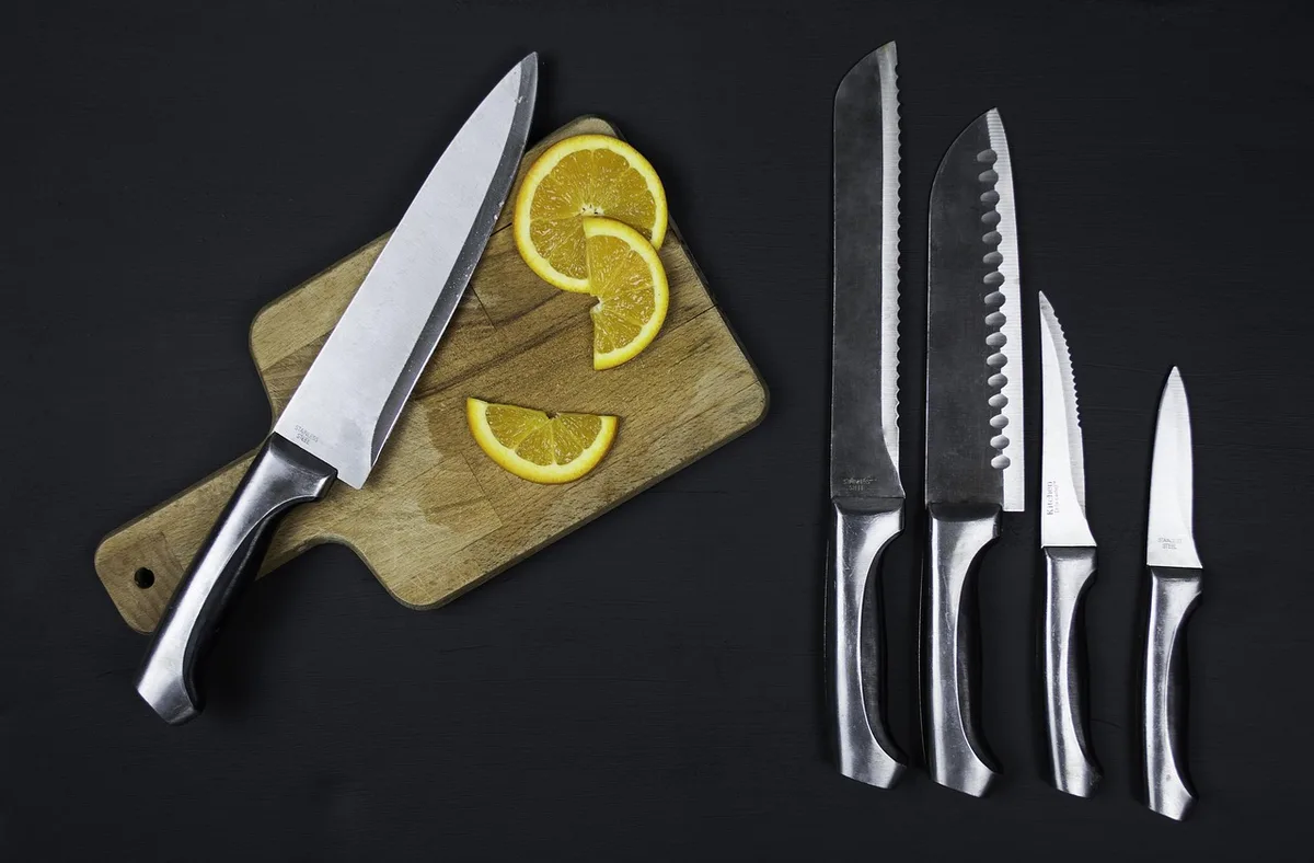 Cuisine anonyme avec denrées en boîtes hermétiques et espace propre après nettoyage