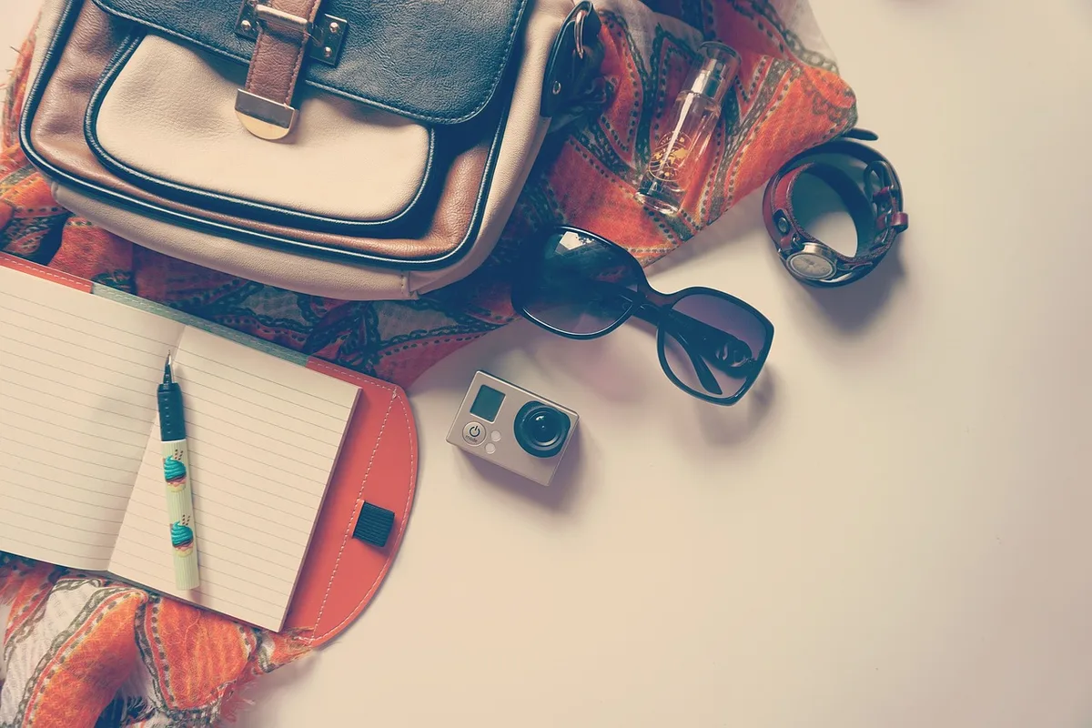 Gros plan d'un tracker binaire sur un bullet journal avec cases cochées