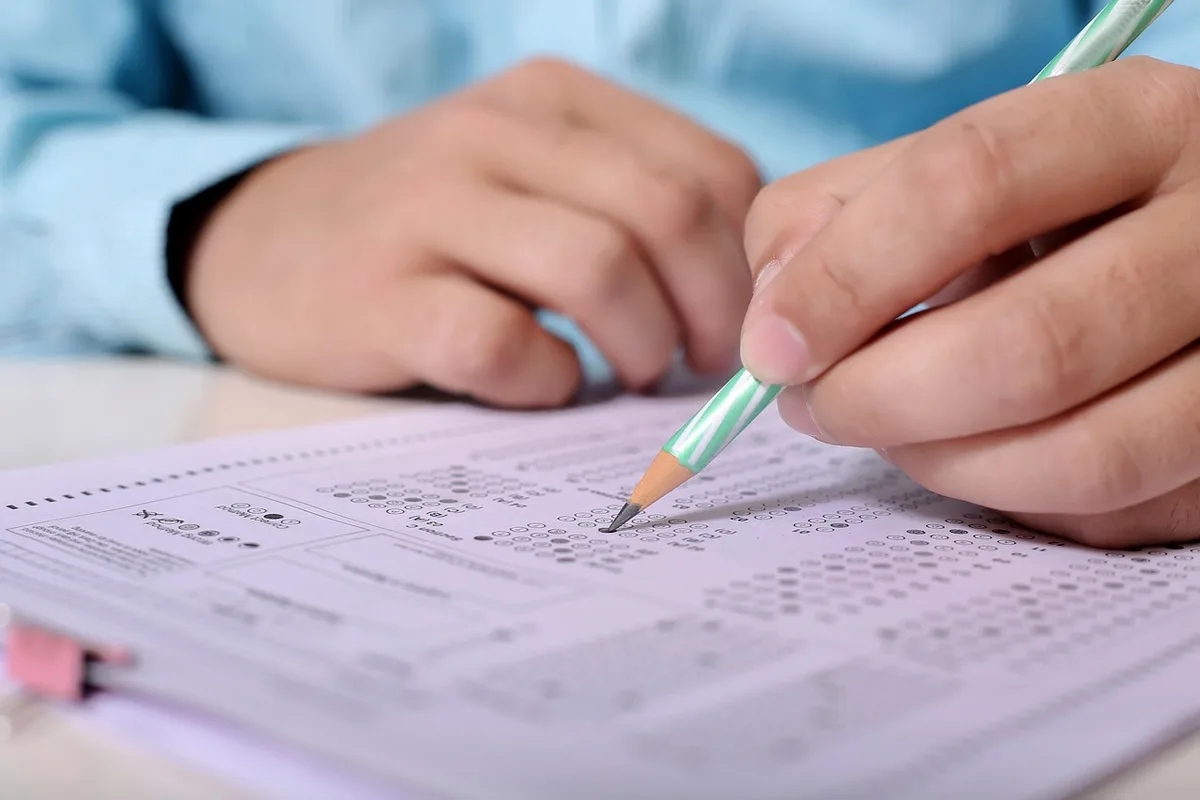 Kits imprimables posés sur un bureau, feuilles A4 prêtes à être utilisées