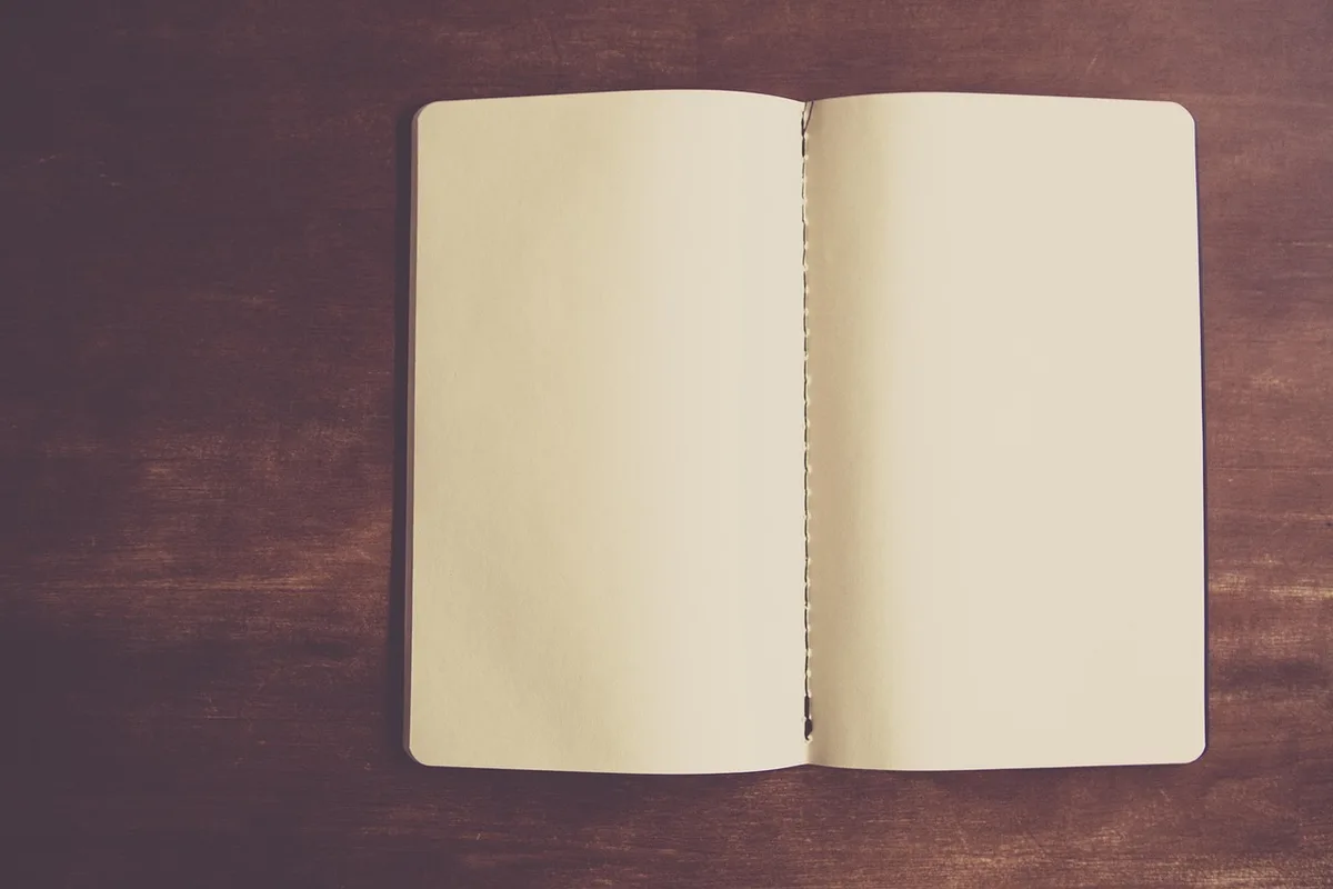 Carnet équestre ouvert avec notes d'entraînement et stylo