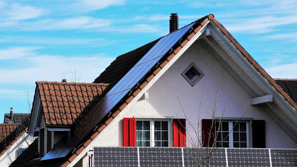 Panneau solaire compact fixé sur un petit abri et batterie de stockage