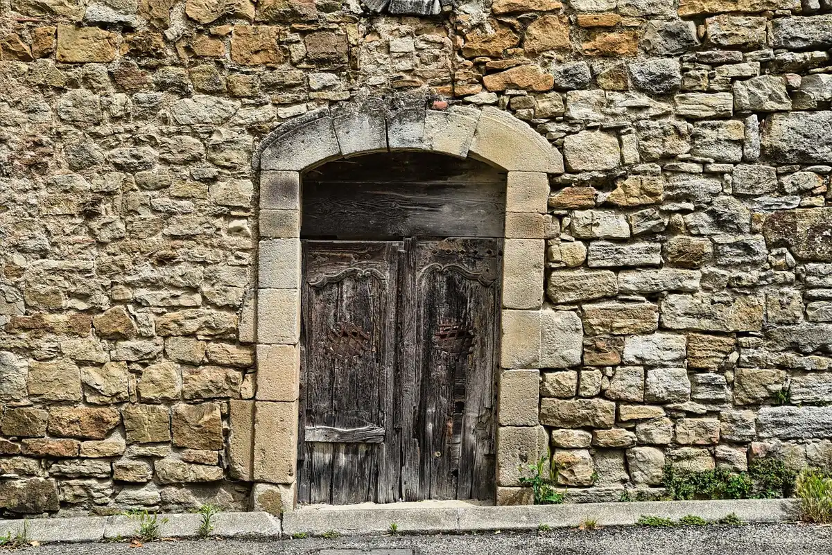 Orifice d'entrée près d'une fondation et bas de porte en plein jour