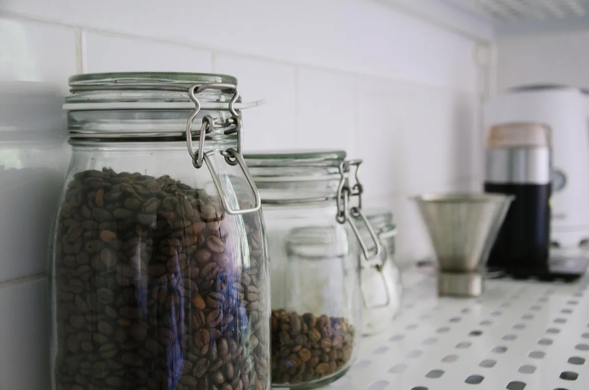 Contenants alimentaires hermétiques sur une étagère de cuisine