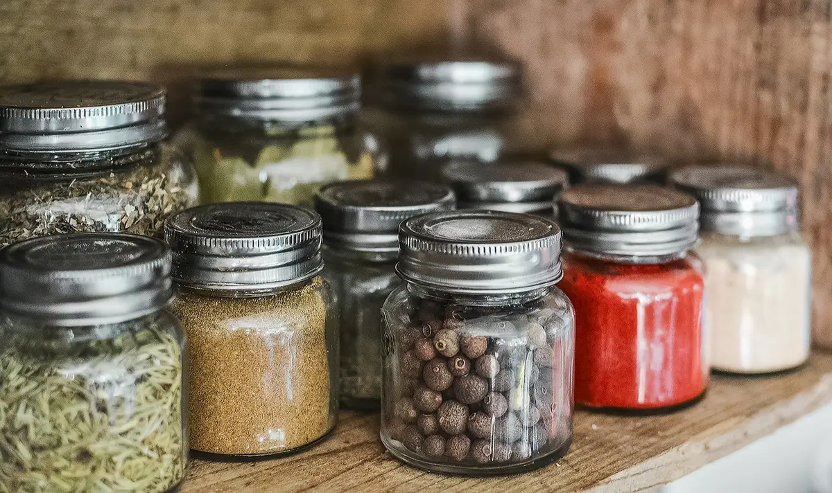 Aliments conservés dans des récipients hermétiques dans un placard