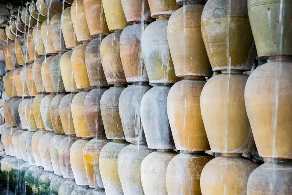 Zone de stockage de restaurant avec contenants hermétiques sur étagères, lumière du jour