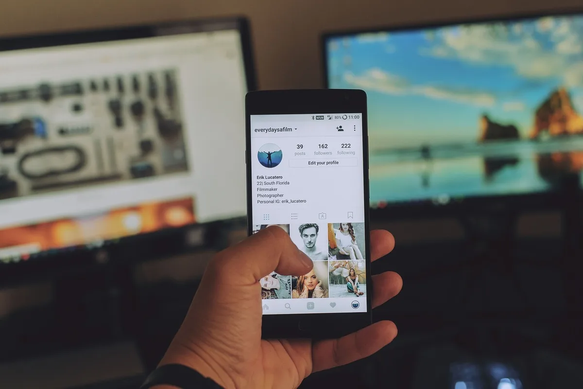 Téléphone sur un bureau lumineux avec casque et planning d'horaires