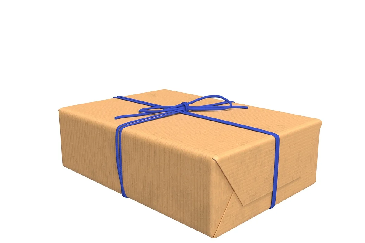 Bon de commande et photos d'un colis sur une table claire