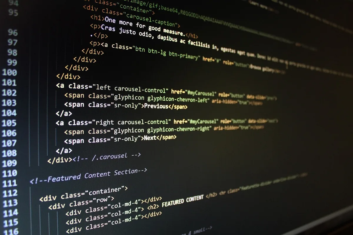 Main saisissant un code promo sur la page de paiement d'un site