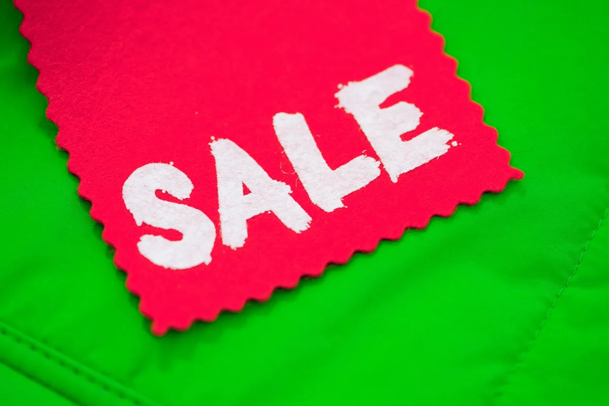 Table de boutique avec carnets et étiquettes indiquant une promotion limitée